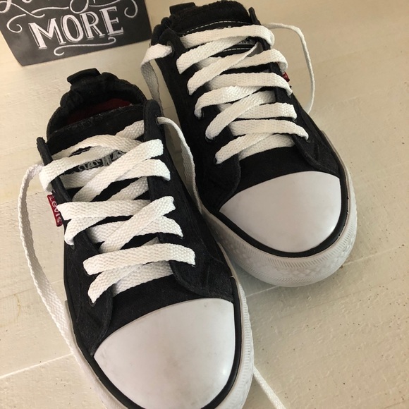 Levi's Shoes - 🎄Levi’s comfort tech shoes women’s Sz6🎄